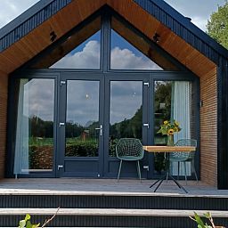 Voorzijde van vakantiehuis Huisje in Hollandscheveld met veranda in Drenthe.