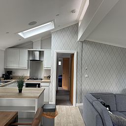 Moderne keuken in Vrijstaande woning in Biddinghuizen, vakantiehuis in Oostelijk Flevoland, met stijlvolle inrichting en veel natuurlijk licht.