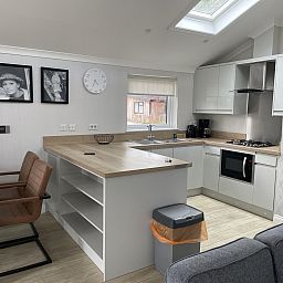 Stijlvolle binnenruimte van Vrijstaande woning in Biddinghuizen, vakantiehuis in Oostelijk Flevoland, met moderne keuken en eetkamer.