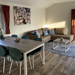 Gemtliches Wohnzimmer in einem freistehenden Haus in Biddinghuizen, Flevoland, mit komfortabler Sitzecke und Essecke fr einen entspannten Aufenthalt.