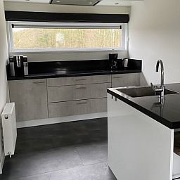 Modern kitchen in detached house in Biddinghuizen, Eastern Flevoland. Stylish vacation home with views of nature.