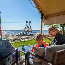 Genieten van het uitzicht op het water vanuit Vakantiehuis Solo Retreat 2, gelegen in Biddinghuizen, Oostelijk Flevoland.