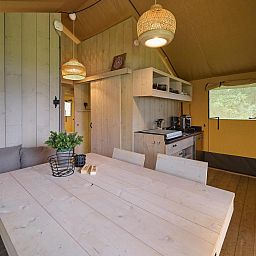 Dining area and kitchen in Safari Tent Wood, Biddinghuizen, perfect for a relaxing vacation in Flevoland.