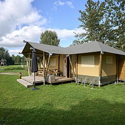 Gemuetlicher Aussenbereich der Medley Lodge in Biddinghuizen, ideal fuer einen Urlaub in Ost-Flevoland, Flevoland.