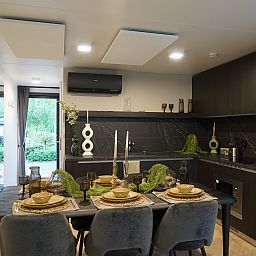 Chalet in Biddinghuizen, vakantiehuis in Oostelijk Flevoland met volledig ingerichte keuken en eetgedeelte.