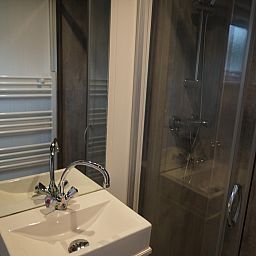 Moderne badkamer in Vrijstaande woning in Biddinghuizen, vakantiehuis in Oostelijk Flevoland, Flevoland met stijlvolle douche en wastafel.