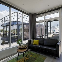 Blick aus dem freistehenden Haus in Biddinghuizen, Flevoland, mit einem gemtlichen Innenraum und Blick auf den ruhigen Hafen.