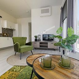 Helles Schlafzimmer in einem freistehenden Haus in Biddinghuizen, Oostelijk Flevoland, mit groem Fenster und Blick auf die Natur.