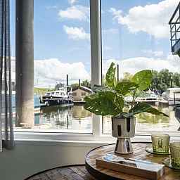 Uitzicht op de haven vanuit de Vrijstaande woning in Biddinghuizen, vakantiehuis in Oostelijk Flevoland, Flevoland met moderne inrichting.
