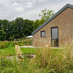 Geniessen Sie die Ruhe und den Frieden im Ferienhaus in Kraggenburg, das im gruenen Ost-Flevoland liegt, mit herrlichem Blick auf die Natur.