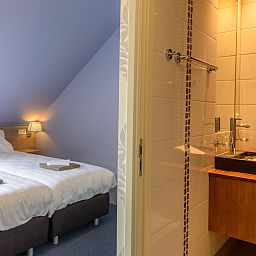 Modernes Badezimmer im Ferienhaus OV150, Marknesse, Ost-Flevoland.