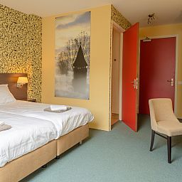 Komfortables Schlafzimmer im Ferienhaus OV150, Marknesse, mit heller Einrichtung.