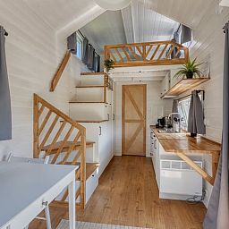 Interieur des Ferienhauses in Zeewolde, Sued-Flevoland, mit Holzelementen und einem gemuetlichen Loft in einem hellen, modernen Raum.