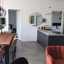 Stilvolle Einrichtung des Ferienhauses in Zeewolde mit moderner Kueche und Essbereich.