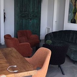 Gemuetliche Sitzecke im Ferienhaus in Zeewolde, Sued-Flevoland.