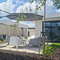 Sonnige Terrasse am Ferienhaus in Zeewolde mit bequemen Sitzgelegenheiten in Flevoland.