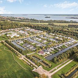 Luftaufnahme eines freistehenden Hauses in Zeewolde, umgeben von Natur und Wasser in Sd-Flevoland, ideales Ferienhaus in Flevoland.