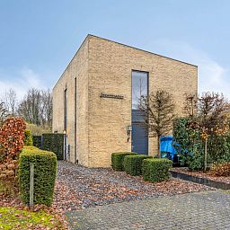 Detached house in Zeewolde, a vacation home in Flevoland, surrounded by nature and modern architecture.