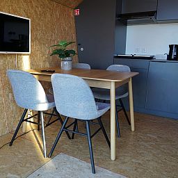 Moderne Essecke in Solo Retreat, einem Ferienhaus in Almere, Sued-Flevoland, Flevoland.