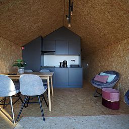 Gemuetlicher Innenraum des Solo Retreat in Almere, Sued-Flevoland, Flevoland mit bequemen Sitzgelegenheiten.