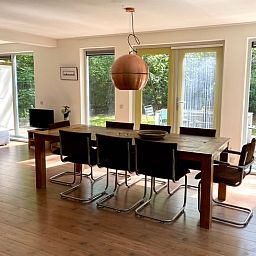 Ruime eetkamer in Huisje in Oudemirdum, vakantiehuis in Friese bossen, Friesland met uitzicht op terras.