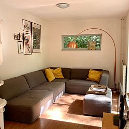 Comfortabele zithoek in Huisje in Oudemirdum, vakantiehuis in Friese bossen, Friesland met boekenplank.