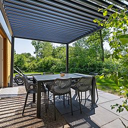 Geniet van het terras van Aangepaste bungalow de Dobbe in Appelscha, omringd door de Friese bossen in Friesland.