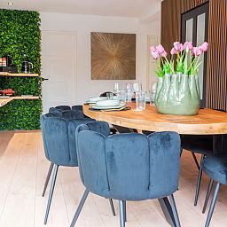 Luxe badkamer in vakantiehuis FR564, Appelscha, met moderne douche in marmerlook, omgeven door de serene Friese bossen in Friesland.