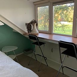 Radfahren durch die schoene Natur am FR433 in Appelscha, Friesische Waelder, Friesland.