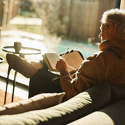 Geniessen Sie ein Buch im gemuetlichen Innenbereich von Unbrick One, Appelscha, Friesland.