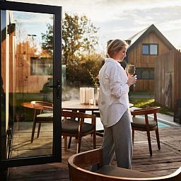 Fruehstueck auf der Terrasse von Unbrick One, Ferienhaus in Appelscha, Friesische Waelder.