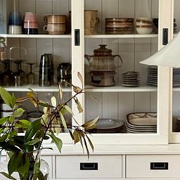 Stijlvolle kast in Huisje in Appelscha, vakantiehuis in Friese bossen, gevuld met servies.