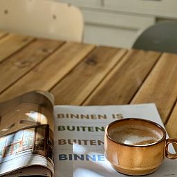 Ontspanning in Huisje in Appelscha, vakantiehuis in Friese bossen, met koffie en tijdschrift.