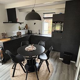 Moderne Kueche im Bungalow het Goudhaantje, Appelscha, Friesland. Gemuetliche Essecke mit schwarzen Akzenten in den friesischen Waeldern.