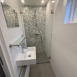 Modernes Badezimmer im Bungalow het Goudhaantje, Appelscha, in den friesischen Waeldern von Friesland. Stilvolles Ferienhaus mit luxurioesen Annehmlichkeiten.