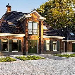 Charmant vakantiehuisje in Bakkeveen met traditionele architectuur in de Friese bossen.