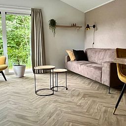 Stilvolles Wohnzimmer im Ferienhaus in Oosterwolde mit Blick auf die friesischen Waelder.