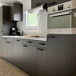 Moderne Kueche im Ferienhaus in Oosterwolde, voll ausgestattet, Friesland.