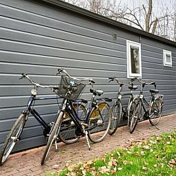 Fahrraeder geparkt im Ferienhaus in Oosterwolde, einer charmanten Unterkunft in den friesischen Waeldern, ideal fuer Naturliebhaber.