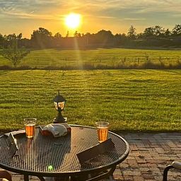 Prachtig uitzicht op zonsondergang vanaf Vakantiehuis in Haulerwijk, midden in de Friese bossen.