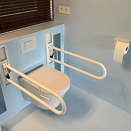 Modern bathroom in vacation home FR527, Boijl, Frisian woods, with sleek design and serene atmosphere for ultimate comfort in Friesland.