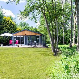Rustikales Ferienhaus in Ravenswoud, umgeben von friesischen Waeldern in Friesland, mit grosser Terrasse und ueppiger Natur.