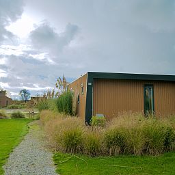 Freistehendes Haus in Hindeloopen, Friesland, umgeben von grner Natur und dem rustikalen Charme der elf friesischen Stdte.