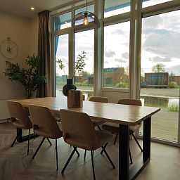 Gemtliches Esszimmer mit Blick auf das Wasser im freistehenden Haus in Hindeloopen, Friesland, ideales Ferienhaus in den friesischen Elfstdten.