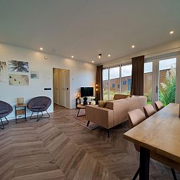 Stilvolles Wohnzimmer eines freistehenden Hauses in Hindeloopen, Friesland, mit moderner Einrichtung und Blick auf die elf friesischen Stdte.