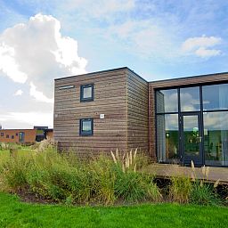 Freistehendes Haus in Hindeloopen, ein modernes Ferienhaus in den elf Stdten Frieslands, umgeben von grner Natur und mit weitem Ausblick.