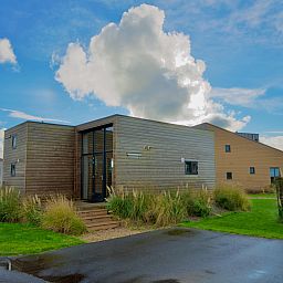 Freistehendes Haus in Hindeloopen, ein modernes Ferienhaus in den elf Stdten Frieslands, mit Holzfassade und grner Umgebung.