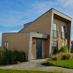 Modernes Einfamilienhaus in Hindeloopen, Friesland, mit grner Umgebung und klarem Design, ideal fr einen Urlaub in den elf Stdten Frieslands.