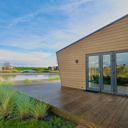 Freistehendes Haus in Hindeloopen mit Terrasse am Wasser, gelegen in den friesischen Elfstdten, Friesland.