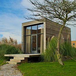 Freistehendes Haus in Hindeloopen, Friesland, mit moderner Architektur und Terrasse, umgeben von Natur in den elf Stdten Frieslands.
